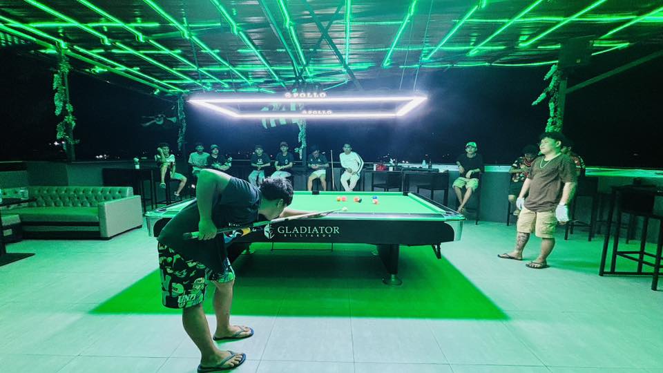 Guys playing billard at Greys sportsbar